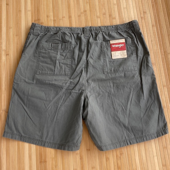 WRANGLER Authentic Cargo 6 Pockets Shorts Size 48 Color Gray Brand New With Tags - Picture 2 of 11